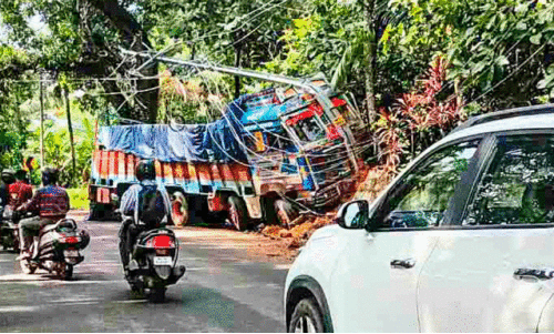 മു​ണ്ടു​വേ​ലി​പ്പ​ടി​യി​ല്‍ അപകടത്തിൽപ്പെട്ട െട്ര​യി​ല​ര്‍ ലോ​റി