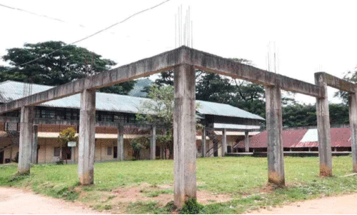 പാ​തി​വ​ഴി​യി​ൽ നി​ർ​മാ​ണം നി​ല​ച്ച അ​ടി​മാ​ലി ഗ​വ. ഹൈ​സ്കൂ​ൾ ഓ​പ​ൺ ഓ​ഡി​റ്റോ​റി​യം