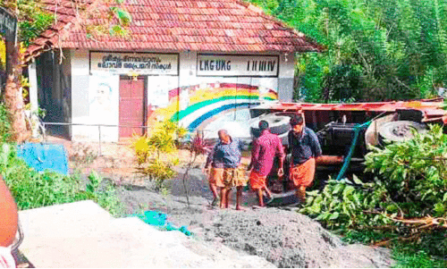 ടിപ്പർ ലോറി സ്കൂൾ മുറ്റത്തേക്ക് മറിഞ്ഞു; ദുരന്തം ഒഴിവായി ടിപ്പർ ലോറി സ്കൂൾ മുറ്റത്തേക്ക് മറിഞ്ഞു; ദുരന്തം ഒഴിവായി