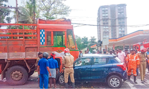 പെ​രും​തു​രു​ത്തി ഇ​ന്ത്യ​ൻ ഓ​യി​ൽ പെ​ട്രോ​ൾ പ​മ്പി​ന് സ​മീ​പ​മുണ്ടായ അപകടം
