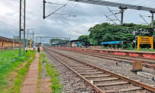 വികസന പ്രതീക്ഷയുടെ പച്ചക്കൊടി വീശി നീലേശ്വരം സ്റ്റേഷൻ