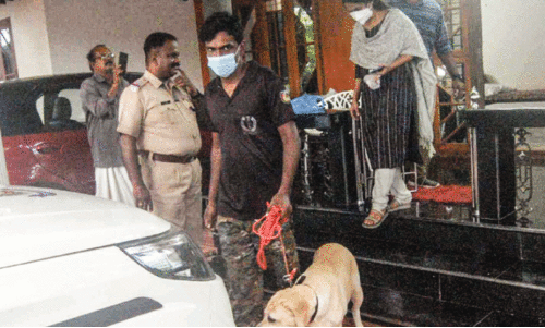 മോ​ഷ​ണ​ശ്ര​മം ന​ട​ന്ന ആ​ന​ക്ക​ര ആ​ന്തു​ര​വ​ള​പ്പി​ല്‍ നാ​സ​റി​ന്റെ വീ​ട്ടി​ല്‍ ഡോ​ഗ് സ്‌​ക്വാ​ഡ് പ​രി​ശോ​ധന നടത്തു​ന്നു