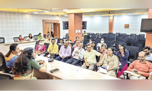 നി​പ പ്ര​തി​രോ​ധ പ്ര​വ​ര്‍ത്ത​ന​ങ്ങ​ളു​മാ​യി ബ​ന്ധ​പ്പെ​ട്ട് ക​ല​ക്ട​റു​ടെ നേ​തൃ​ത്വ​ത്തി​ല്‍ ക​ല​ക്ട​റേ​റ്റ് കോ​ണ്‍ഫ​റ​ന്‍സ് ഹാ​ളി​ല്‍ ന​ട​ന്ന യോ​ഗം