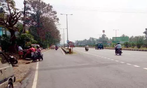 പോ​ട്ട സു​ന്ദ​രി​ക​വ​ല മു​ത​ൽ ആ​ശ്ര​മം ജ​ങ്ഷ​ൻ വ​രെ: സ​ർ​വി​സ് റോ​ഡ് വീ​തി​കൂ​ട്ടും