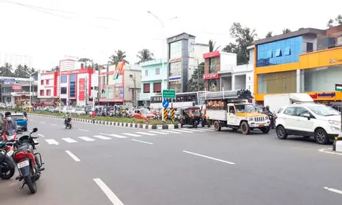 സിഗ്​നൽ ലൈറ്റില്ല;  കൊടിനടയിൽ അപകടക്കൊടി