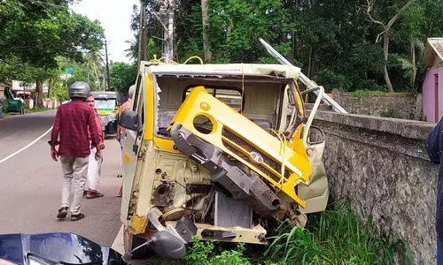 പിക്-അപ് വാന്‍ മറിഞ്ഞ്​ രണ്ടുപേര്‍ക്ക് ഗുരുതര പരിക്ക്