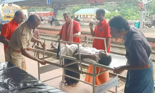 മദ്യലഹരിയിൽ യാത്രക്കാരൻ ശുചി മുറിയിൽ കുടുങ്ങി: പരശുറാം എക്സ്പ്രസ് 20 മിനിറ്റ് വൈകി