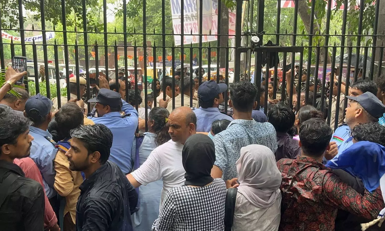 സ്ഥാനാർഥികളുടെ പത്രിക തള്ളി; ഡൽഹി സർവകലാശാലയിൽ ​ഫ്രറ്റേണിറ്റി സഖ്യം പ്രതിഷേധിച്ചു