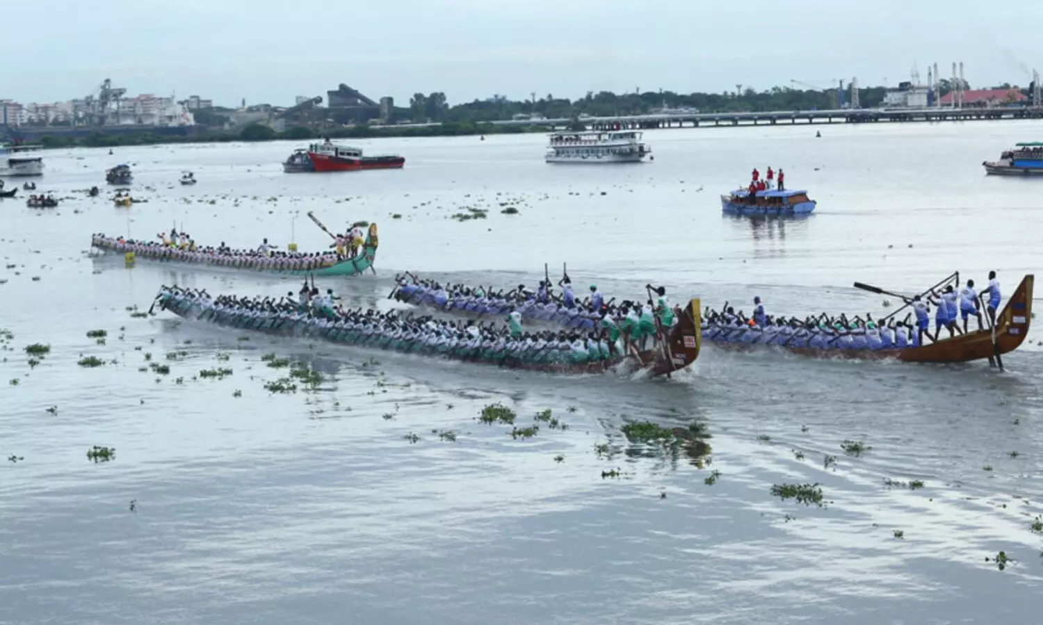 കൊച്ചി കായലിലെ ആവേശത്തിരയില്‍ ജലരാജാക്കന്മാരായി വീയപുരം ചുണ്ടന്‍