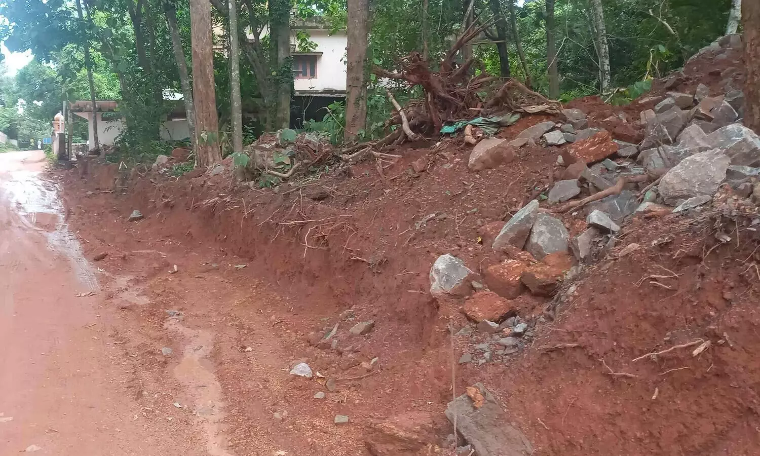 റോഡ് വികസനത്തിനായി ഖബർസ്ഥാന്റെ ഭാഗം വിട്ടുനൽകി മഹല്ല് കമ്മിറ്റി