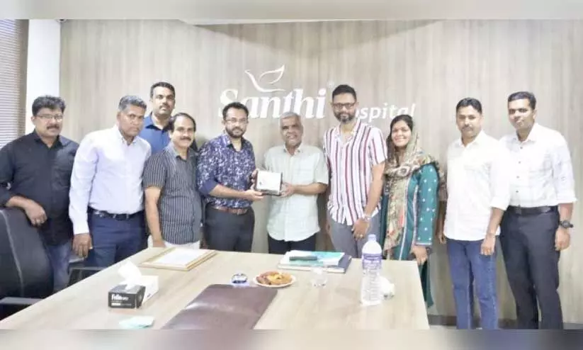 കോ​ഴി​ക്കോ​ട​ൻ​സ്​ റി​യാ​ദ് ര​ണ്ട് ഡ​യാ​ലി​സി​സ് മെ​ഷീ​നു​ക​ൾ​കൂ​ടി ന​ൽ​കി