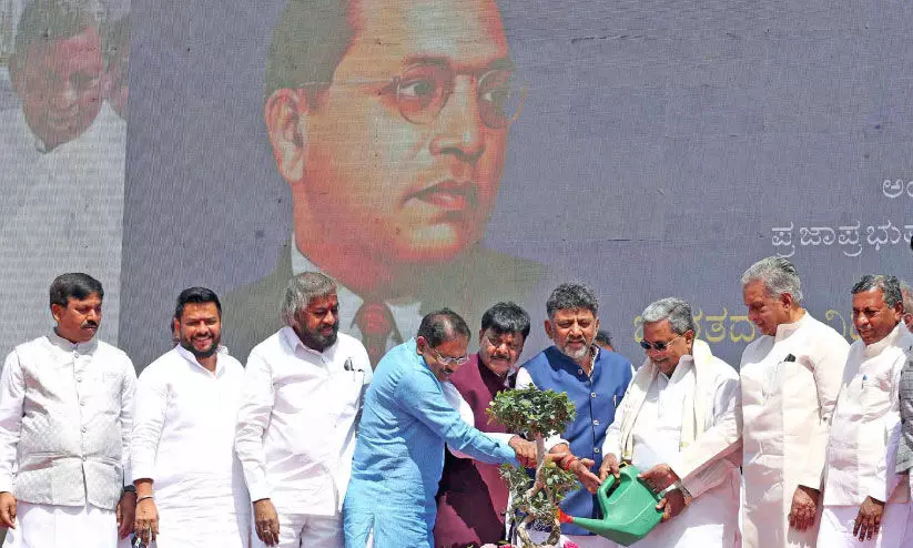 ന​മ്മ​ൾ ഇ​ന്ത്യ​ൻ ജ​ന​ത; ഭ​ര​ണ​ഘ​ട​ന​യു​ടെ ആ​മു​ഖം വാ​യി​ച്ച് ല​ക്ഷ​ങ്ങ​ൾ