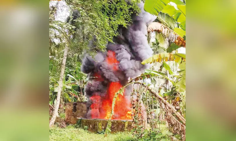 ക​ത്തി​ച്ച കി​ണ​റ്റി​ൽ ഡീ​സ​ൽ ഉ​റ​വ; തി​ങ്ക​ളാ​ഴ്ച വീ​ണ്ടും ക​ത്തി​ക്കും