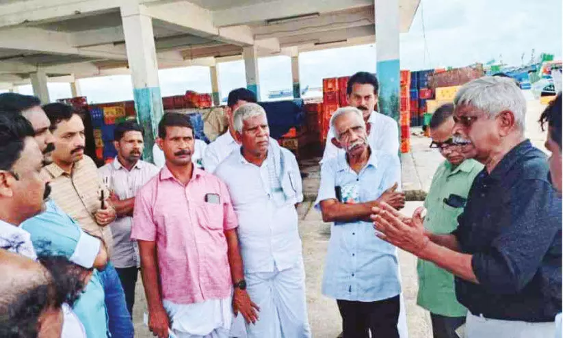 മാലിന്യനിർമാർജനം സംയുക്ത സമിതി താനൂർ ഹാർബർ സന്ദർശിച്ചു മാലിന്യനിർമാർജനം സംയുക്ത സമിതി താനൂർ ഹാർബർ സന്ദർശിച്ചു