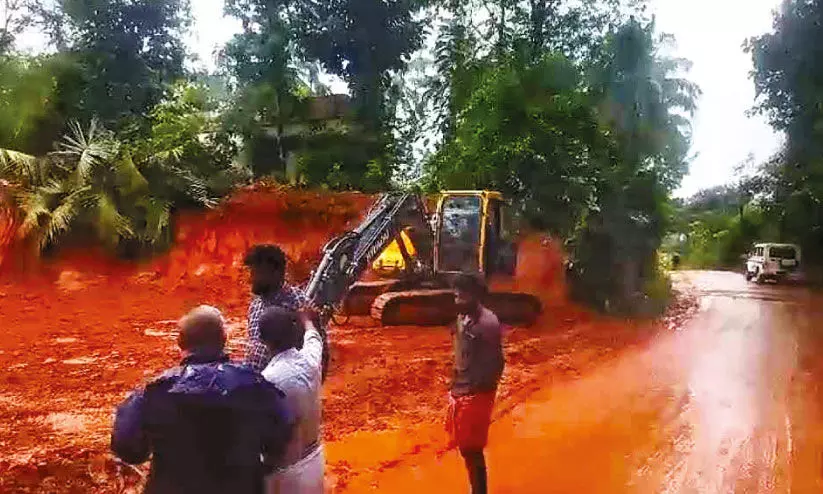 മ​ണ്ണ് ക​ട​ത്ത​ൽ മൂ​ലം റോ​ഡ് ച​ളി​ക്കു​ളം അ​നു​മ​തി ന​ൽ​കി​യ ന​ഗ​ര​സ​ഭ സെ​ക്ര​ട്ട​റി ഖ​ന​നം നി​ർ​ത്തി​ച്ചു