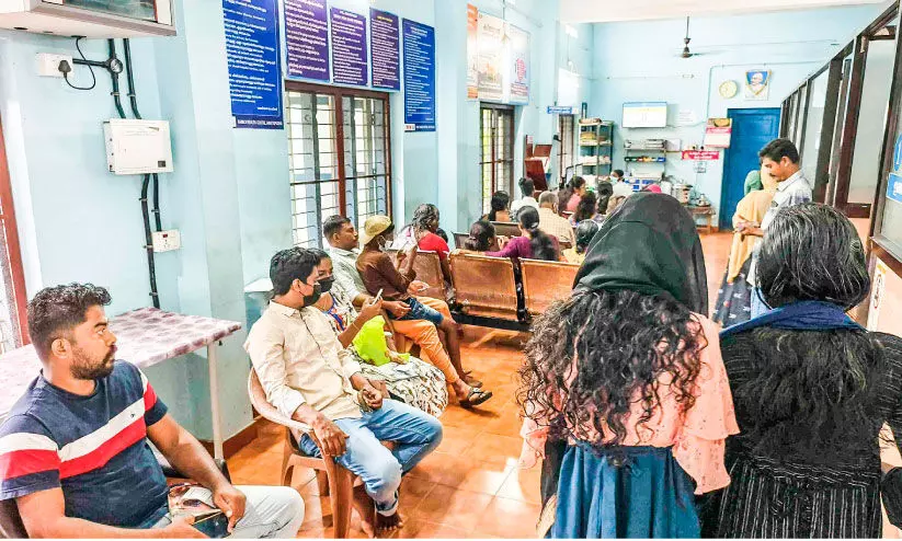 ആറാട്ടുപുഴ കുടുംബാരോഗ്യ കേന്ദ്രത്തിൽ ഡോക്ടർമാരില്ല; വലഞ്ഞ് രോഗികൾ ആറാട്ടുപുഴ കുടുംബാരോഗ്യ കേന്ദ്രത്തിൽ ഡോക്ടർമാരില്ല; വലഞ്ഞ് രോഗികൾ