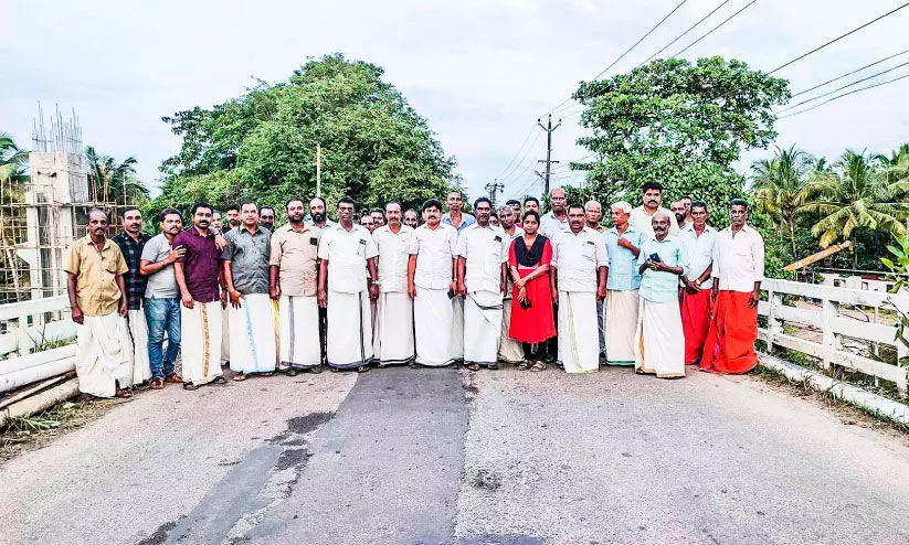 തൃക്കുന്നപ്പുഴ പാലം പൊളിക്കെതിരെ പ്രതിഷേധം ശക്തം തൃക്കുന്നപ്പുഴ പാലം പൊളിക്കെതിരെ പ്രതിഷേധം ശക്തം