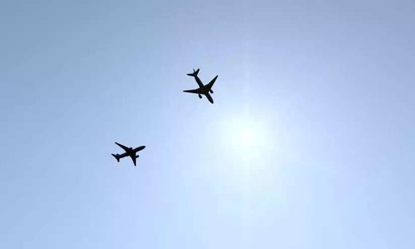 വഴിതിരിച്ചുവിട്ട വിമാനങ്ങൾ എടപ്പാൾ, തവനൂർ ഭാഗത്ത് വട്ടമിട്ട് പറന്നത് പരിഭ്രാന്തി പരത്തി വഴിതിരിച്ചുവിട്ട വിമാനങ്ങൾ എടപ്പാൾ, തവനൂർ ഭാഗത്ത് വട്ടമിട്ട് പറന്നത് പരിഭ്രാന്തി പരത്തി