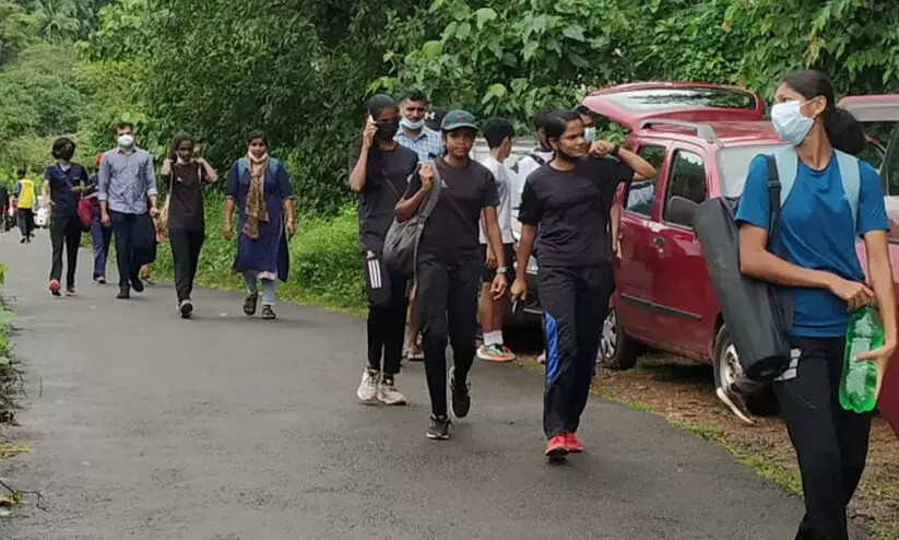 നിപ ഭീതിക്കിടെ കിനാലൂർ ഉഷ സ്കൂൾ ഗ്രൗണ്ടിൽ സെലക്ഷൻ ട്രയൽ; നാട്ടുകാർ തടഞ്ഞു