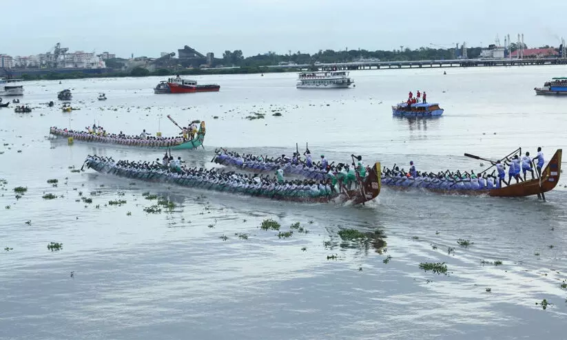 കൊച്ചി കായലിലെ ആവേശത്തിരയില്‍ ജലരാജാക്കന്മാരായി വീയപുരം ചുണ്ടന്‍