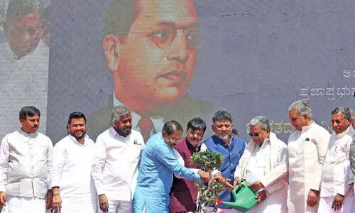 ന​മ്മ​ൾ ഇ​ന്ത്യ​ൻ ജ​ന​ത; ഭ​ര​ണ​ഘ​ട​ന​യു​ടെ ആ​മു​ഖം വാ​യി​ച്ച് ല​ക്ഷ​ങ്ങ​ൾ