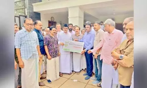 കേ​ര​ള​ത്തി​ലെ സി.​എ​ച്ച് സെ​ന്റ​റു​ക​ൾ​ക്ക് റി​യാ​ദ് കെ.​എം.​സി.​സി ഒ​രു കോ​ടി രൂ​പ കൈ​മാ​റി