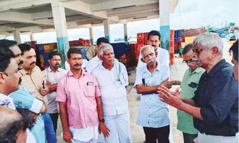 മാ​ലി​ന്യ​നി​ർ​മാ​ർ​ജ​നം സം​യു​ക്ത സ​മി​തി താ​നൂ​ർ ഹാ​ർ​ബ​ർ സ​ന്ദ​ർ​ശി​ച്ചു