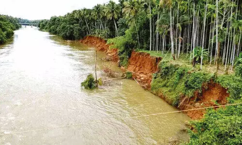 കൂരിയാട് കര പുഴയെടുക്കുന്നു; അനക്കമില്ലാതെ അധികൃതർ കൂരിയാട് കര പുഴയെടുക്കുന്നു; അനക്കമില്ലാതെ അധികൃതർ