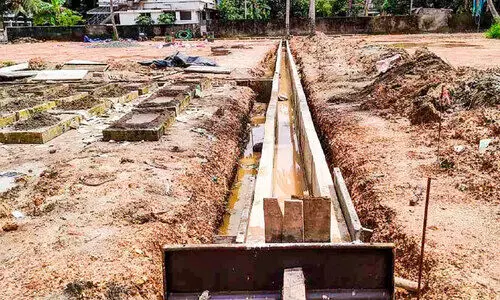 മരടില്‍ അനധികൃത കാന നിര്‍മാണം തടഞ്ഞു