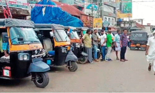 ഫീസ് അടച്ചിട്ട് നാലു മാസം; ഓട്ടോകൾക്ക് പുതുക്കിയ പെർമിറ്റ് രേഖകൾ നൽകിയില്ല