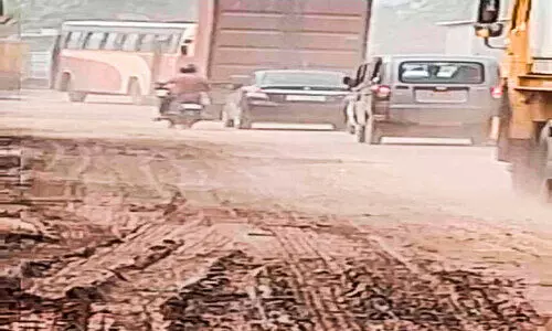 തുറവൂർ-അരൂർ ഉയരപ്പാത നിർമാണം: മഴയത്ത് ചളി, വെയിലത്ത്​ പൊടി; വലഞ്ഞ്​ യാത്രക്കാർ