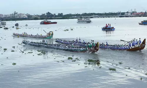 കൊച്ചി കായലിലെ ആവേശത്തിരയില്‍ ജലരാജാക്കന്മാരായി വീയപുരം ചുണ്ടന്‍