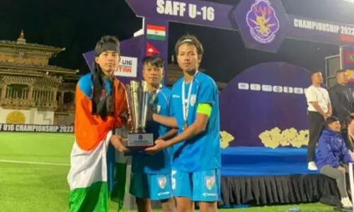 കലാപമേ വഴിമാറൂ; വിജയനായകൻ വീടണയട്ടെ...