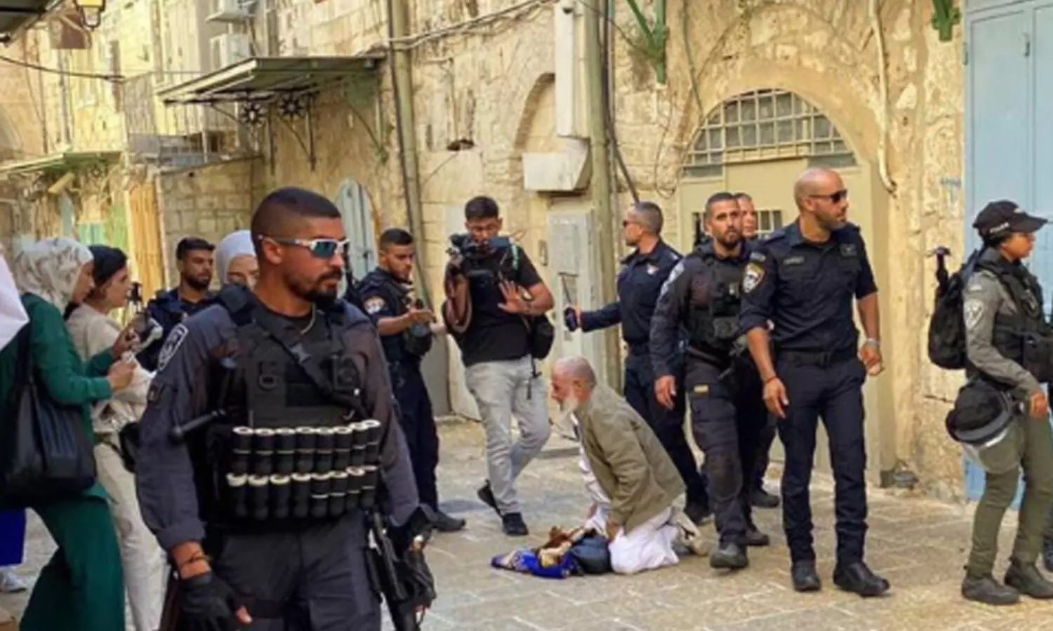 അൽ അഖ്സയിൽ വിശ്വാസികളെ ആക്രമിച്ച് ഇസ്രായേൽ സേന