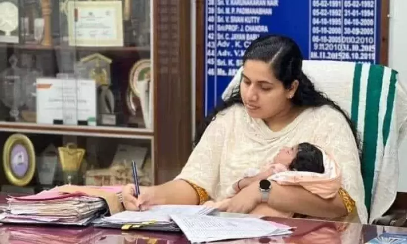 കുഞ്ഞിനൊപ്പം മേയർ ആര്യ: അനുകൂലിച്ചും പ്രതികൂലിച്ചും ചർച്ചകൾ