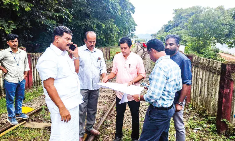 നി​ല​മ്പൂ​രി​ൽ റെ​യി​ൽ​വേ ഗേ​റ്റി​ന് പ​ക​രം അ​ടി​പ്പാ​ത