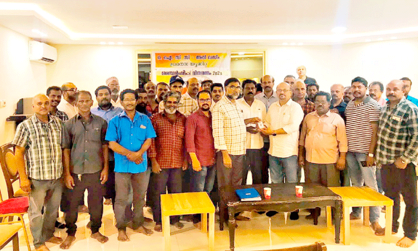 ഉ​നൈ​സ ഒ.​ഐ.​സി.​സി അം​ഗ​ത്വ വി​ത​ര​ണം