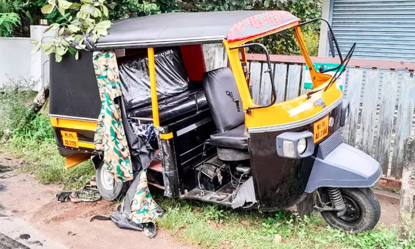 നിയന്ത്രണംവിട്ട കാർ ഓട്ടോയിലും കാറുകളിലും ഇടിച്ച് അപകടം