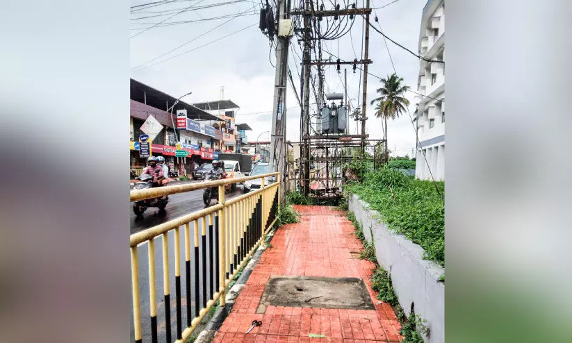 നടപ്പാതയിലെല്ലാം വൈദ്യുതി പോസ്റ്റുകളും   ട്രാൻസ്​ഫോർമറുകളും നടക്കാൻ വഴിയെവിടെ?