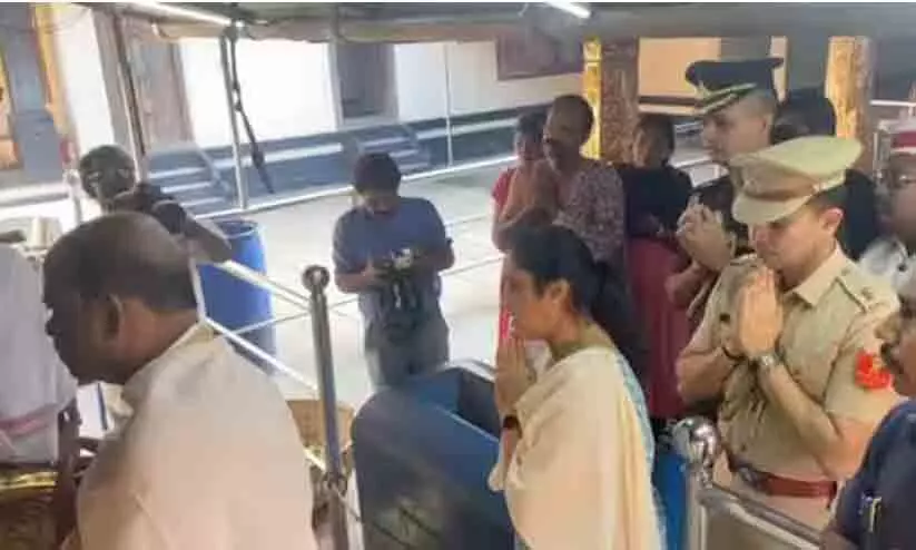 മോദിയുടെ പിറന്നാൾ: ചക്കുളത്തുകാവ് ക്ഷേത്രത്തിൽ പ്രത്യേക പൂജ നടത്തി ബംഗാൾ ഗവർണർ