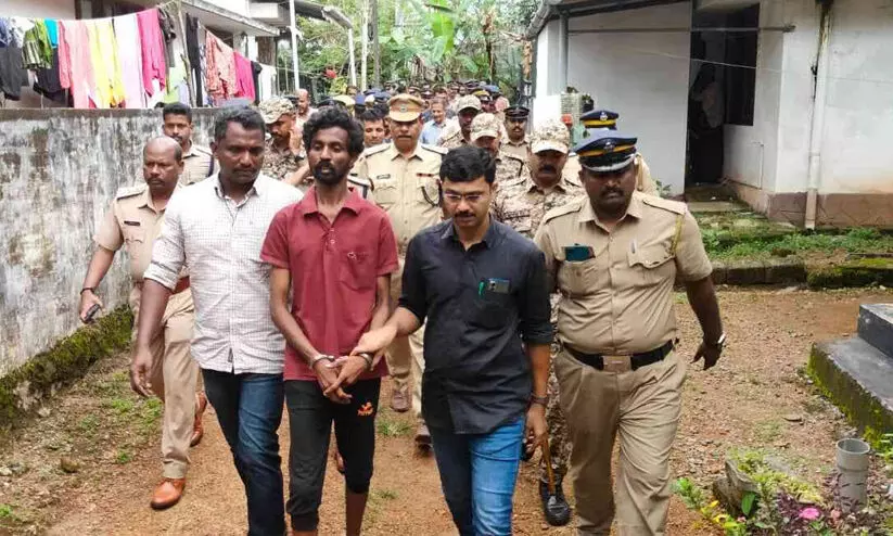 എടയപ്പുറം പീഡനം; പ്രതി ക്രിസ്റ്റൽ രാജുമായി വിശദമായ തെളിവെടുപ്പ് നടത്തി എടയപ്പുറം പീഡനം; പ്രതി ക്രിസ്റ്റൽ രാജുമായി വിശദമായ തെളിവെടുപ്പ് നടത്തി