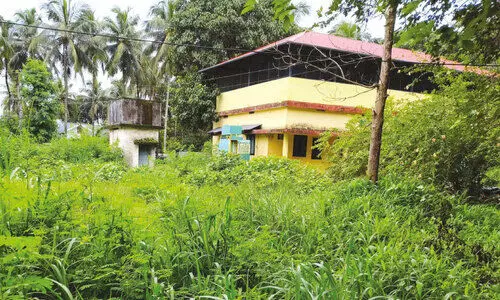 കാടുപിടിച്ച് സർക്കാർ ആയുർവേദ ഡിസ്പെൻസറി വളപ്പ്