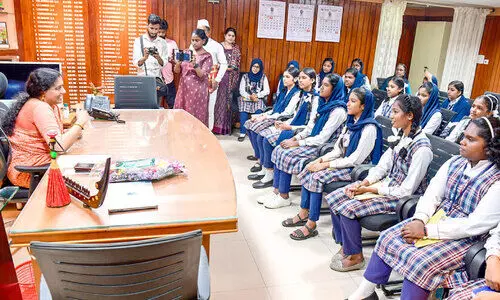 ചോദ്യമുന്നയിച്ച്​ വിദ്യാർഥികൾ; പാട്ടും പാടി നേരിട്ട്​​ കലക്ടർ