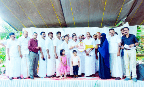 മാസ് റിലീഫ് സെൽ കണ്ണമംഗലം കൂട്ടായ്മ നിർമിച്ച വീടിന്റെ താക്കോൽ കൈമാറി