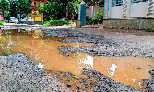 പത്തനംതിട്ട നഗരത്തിലെ റോഡ്​ തകർച്ചയിൽ പ്രതിഷേധം; ജനം തെരുവിലിറങ്ങുന്നു