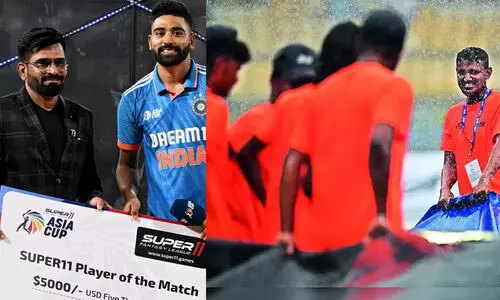 ശ്രീലങ്കയിലെ ഗ്രൗണ്ട് സ്റ്റാഫിന് സിറാജിന്റെ വക 4.15 ലക്ഷം; കൈയടിച്ച് ക്രിക്കറ്റ് ലോകം