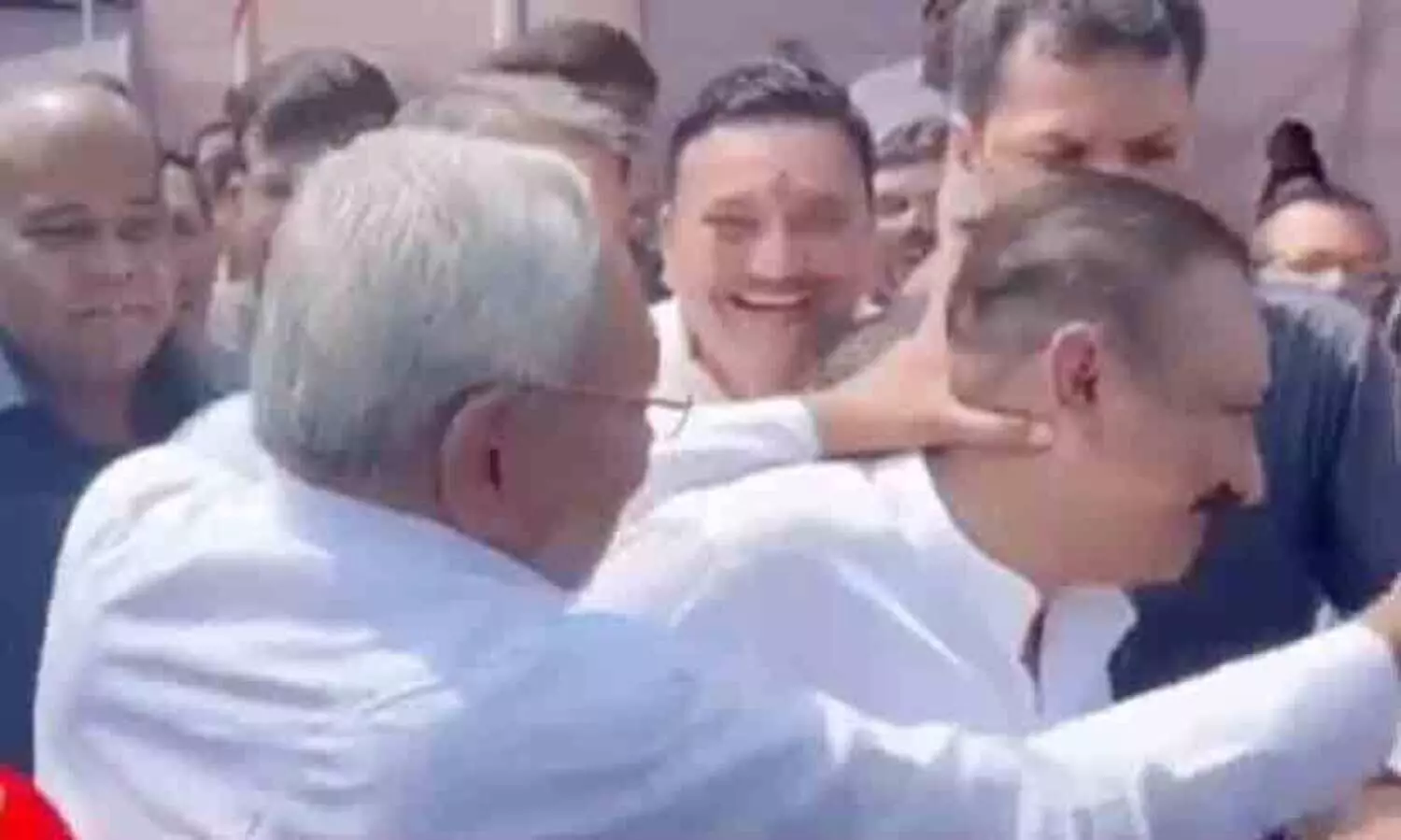 മാധ്യമപ്രവർത്തകർക്ക് മുന്നിൽ മന്ത്രിയുടെ കഴുത്തിന് പിടിച്ച് നിതീഷ് കുമാർ