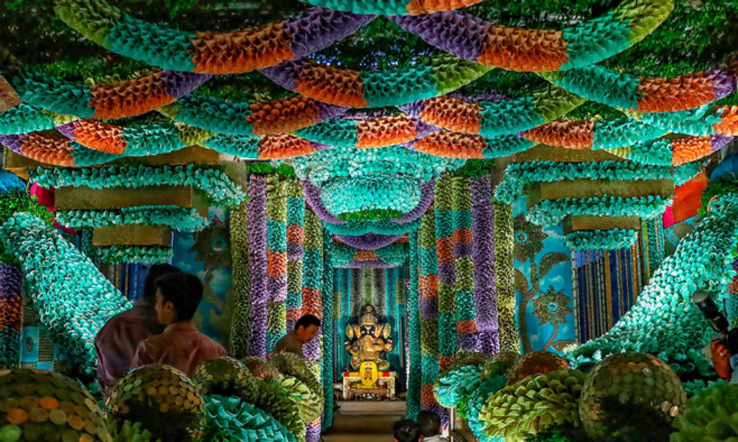 ഗണേശ ചതുർഥി: ക്ഷേത്രം അലങ്കരിക്കാൻ രണ്ട് കോടിയുടെ നോട്ടുകൾ, 70 ലക്ഷത്തിന്‍റെ നാണയങ്ങൾ! വിഡിയോ