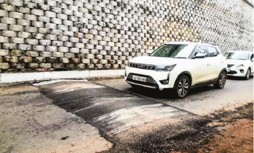 ഇടിമുഴിക്കലിൽ സർവിസ് റോഡുകളിൽ ഹമ്പുകൾ സ്ഥാപിച്ചു ഇടിമുഴിക്കലിൽ സർവിസ് റോഡുകളിൽ ഹമ്പുകൾ സ്ഥാപിച്ചു