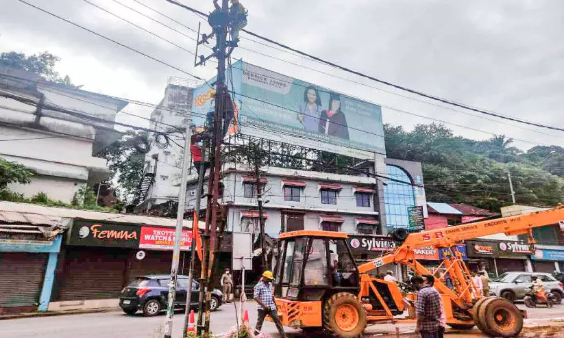 നഗരവികസനത്തിന് തടസ്സമായ പോസ്റ്റുകൾ നീക്കി നഗരവികസനത്തിന് തടസ്സമായ പോസ്റ്റുകൾ നീക്കി